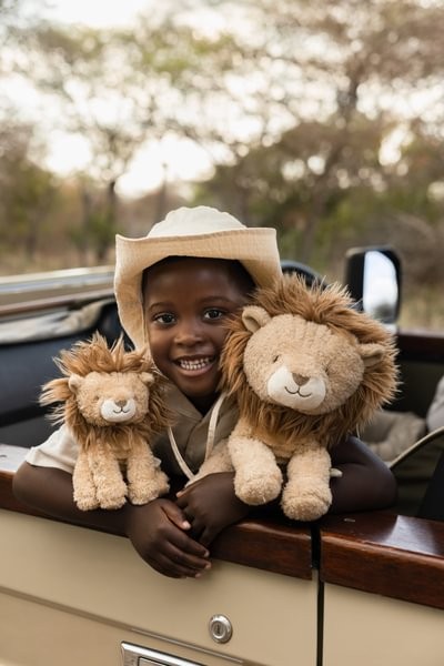 León Peluche 25 cm Safari Friends – Peluche Infantil Grande – Little Dutch – Compañero de Apego – IndyaEduOcio 9 León Peluche 25 cm Safari Friends – Peluche Infantil Grande – Little Dutch – Compañero de Apego – IndyaEduOcio
