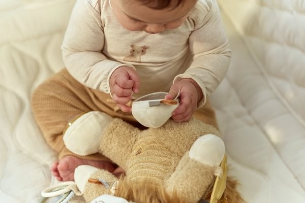 León de Actividades Safari Friends – Peluche Sensorial para Bebés – Little Dutch – Estimulación Temprana – IndyaEduOcio 10 León de Actividades Safari Friends – Peluche Sensorial para Bebés – Little Dutch – Estimulación Temprana – IndyaEduOcio