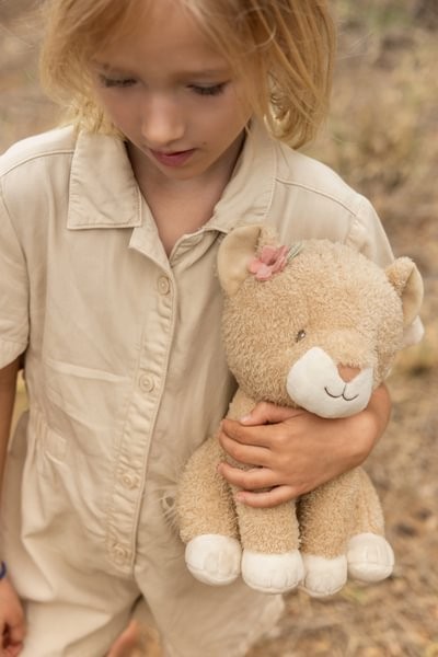Leona Peluche 25 cm Safari Friends – Peluche Infantil Grande – Little Dutch – Compañera de Apego – IndyaEduOcio 4 Leona Peluche 25 cm Safari Friends – Peluche Infantil Grande – Little Dutch – Compañera de Apego – IndyaEduOcio