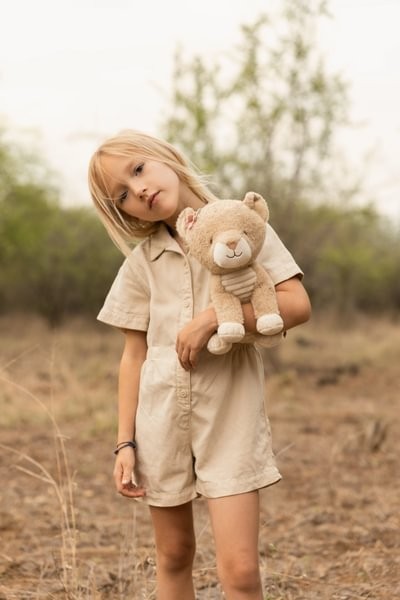 Leona Peluche 25 cm Safari Friends – Peluche Infantil Grande – Little Dutch – Compañera de Apego – IndyaEduOcio 5 Leona Peluche 25 cm Safari Friends – Peluche Infantil Grande – Little Dutch – Compañera de Apego – IndyaEduOcio