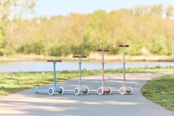 Patinete Tres Ruedas Safari Azul – Patinete Infantil Evolutivo – Little Dutch – De 2 a 6 Años – IndyaEduOcio 13 Patinete Tres Ruedas Safari Azul – Patinete Infantil Evolutivo – Little Dutch – De 2 a 6 Años – IndyaEduOcio