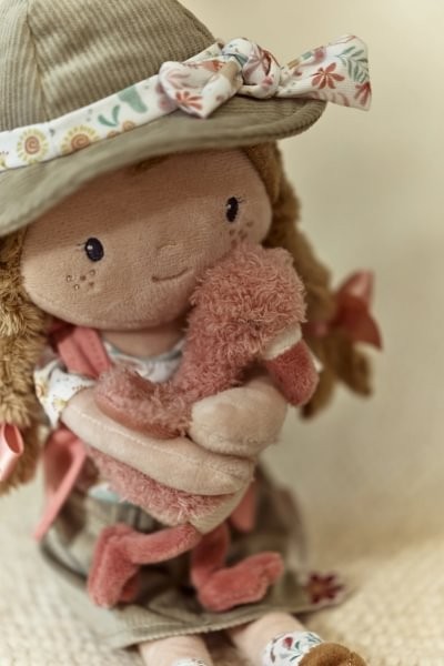 Rosa Exploradora – Muñeca Blandita Safari – Little Dutch – Juego Simbólico y Aventuras – IndyaEduOcio 11 Rosa Exploradora – Muñeca Blandita Safari – Little Dutch – Juego Simbólico y Aventuras – IndyaEduOcio