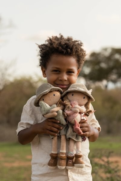 Rosa Exploradora – Muñeca Blandita Safari – Little Dutch – Juego Simbólico y Aventuras – IndyaEduOcio 5 Rosa Exploradora – Muñeca Blandita Safari – Little Dutch – Juego Simbólico y Aventuras – IndyaEduOcio