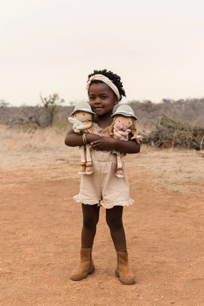 Rosa Exploradora – Muñeca Blandita Safari – Little Dutch – Juego Simbólico y Aventuras – IndyaEduOcio 6 Rosa Exploradora – Muñeca Blandita Safari – Little Dutch – Juego Simbólico y Aventuras – IndyaEduOcio