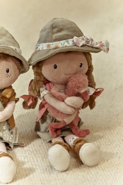 Rosa Exploradora – Muñeca Blandita Safari – Little Dutch – Juego Simbólico y Aventuras – IndyaEduOcio 7 Rosa Exploradora – Muñeca Blandita Safari – Little Dutch – Juego Simbólico y Aventuras – IndyaEduOcio