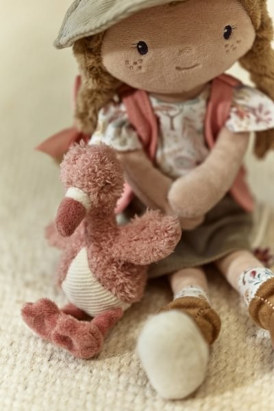 Rosa Exploradora – Muñeca Blandita Safari – Little Dutch – Juego Simbólico y Aventuras – IndyaEduOcio 9 Rosa Exploradora – Muñeca Blandita Safari – Little Dutch – Juego Simbólico y Aventuras – IndyaEduOcio