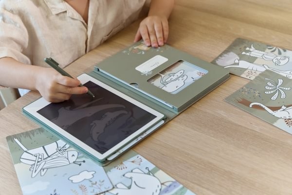 Tablet de Dibujo Verde Safari Friends – Pizarra LCD Infantil – Little Dutch – Creatividad desde 4 años 13 Tablet de Dibujo Verde Safari Friends – Pizarra LCD Infantil – Little Dutch – Creatividad desde 4 años