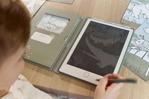 Tablet de Dibujo Verde Safari Friends – Pizarra LCD Infantil – Little Dutch – Creatividad desde 4 años 9 Tablet de Dibujo Verde Safari Friends – Pizarra LCD Infantil – Little Dutch – Creatividad desde 4 años