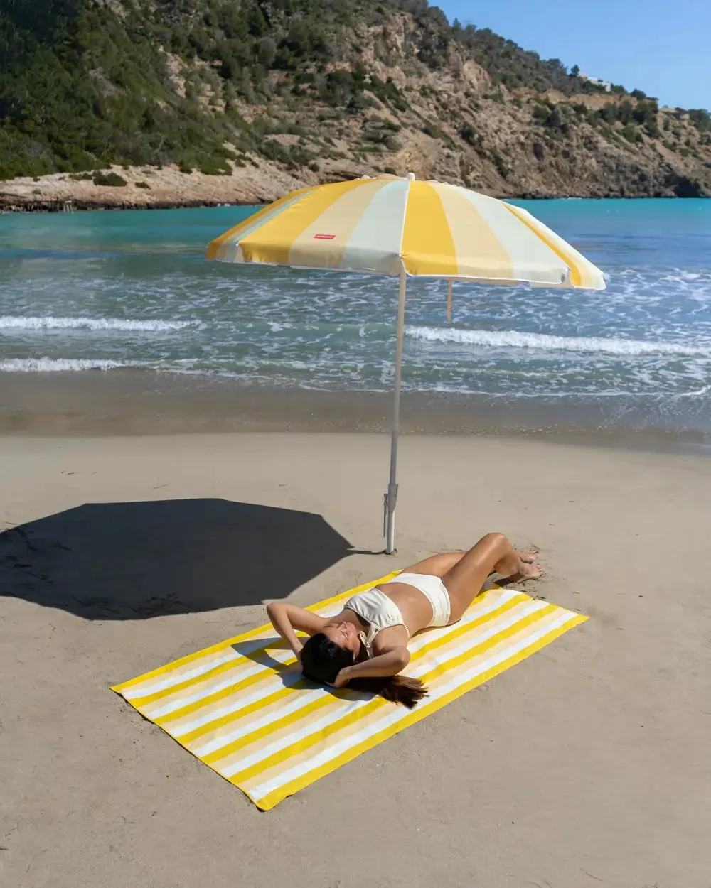 Toalla de playa de microfibra con imanes amarilla1