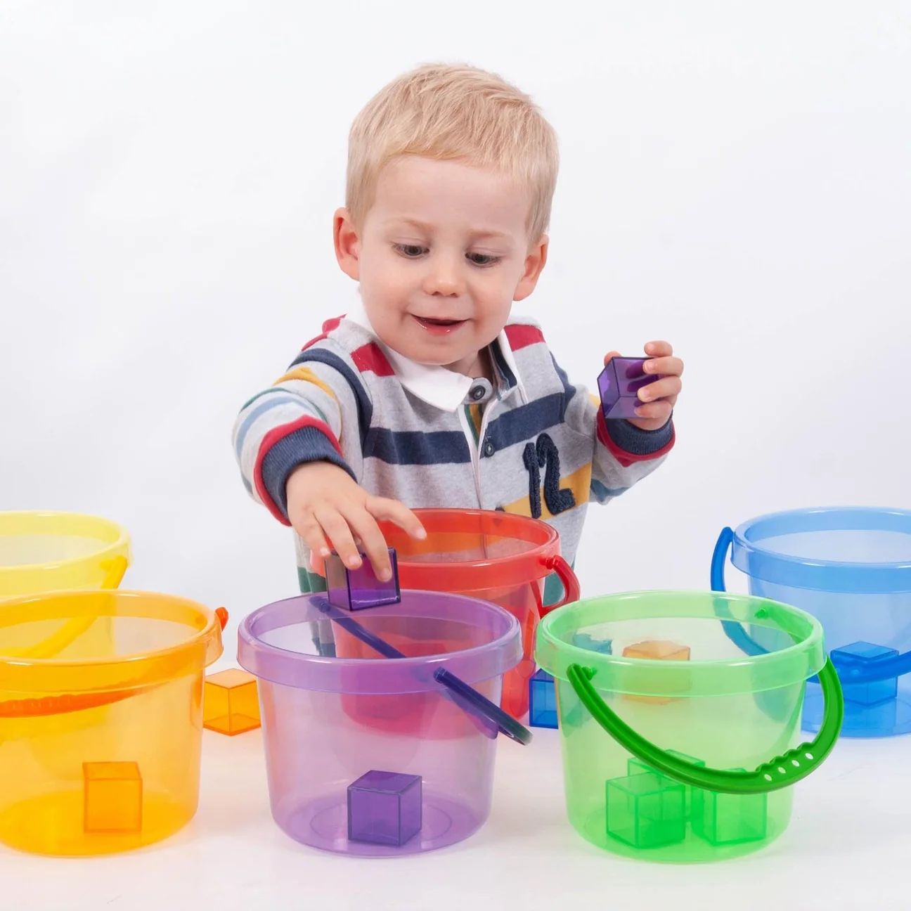 Cubos Tickit – Clasificación de colores Niño clasificando colores con los cubos translúcidos Tickit