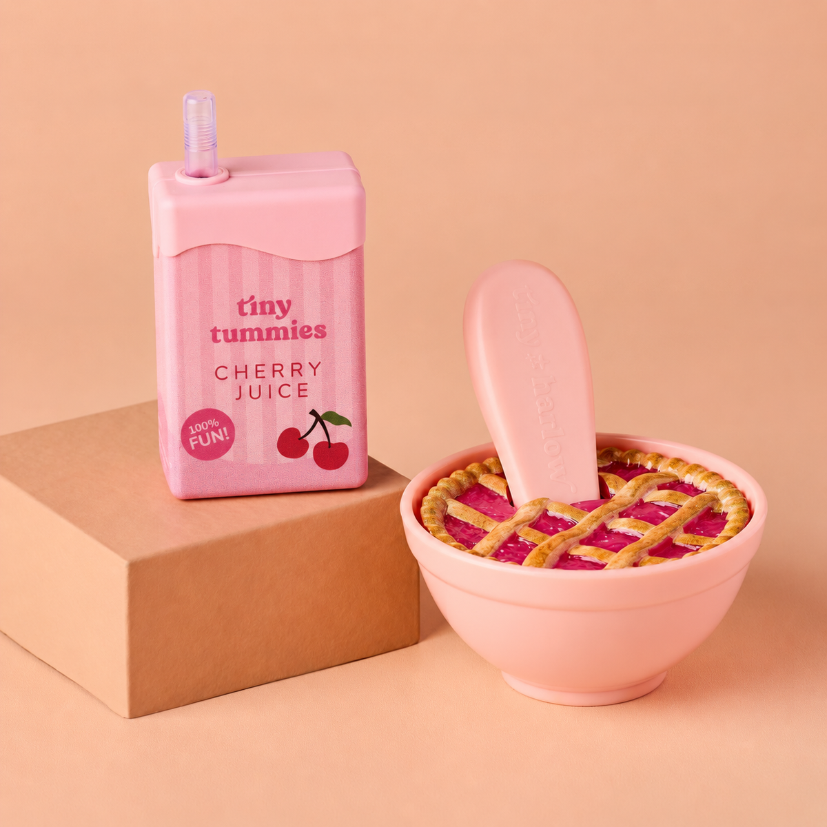 Cherry Pie Picnic Tiny Harlow — fabricante Cherry Pie Picnic Tiny Harlow con tarta, cuchara y zumo de cereza