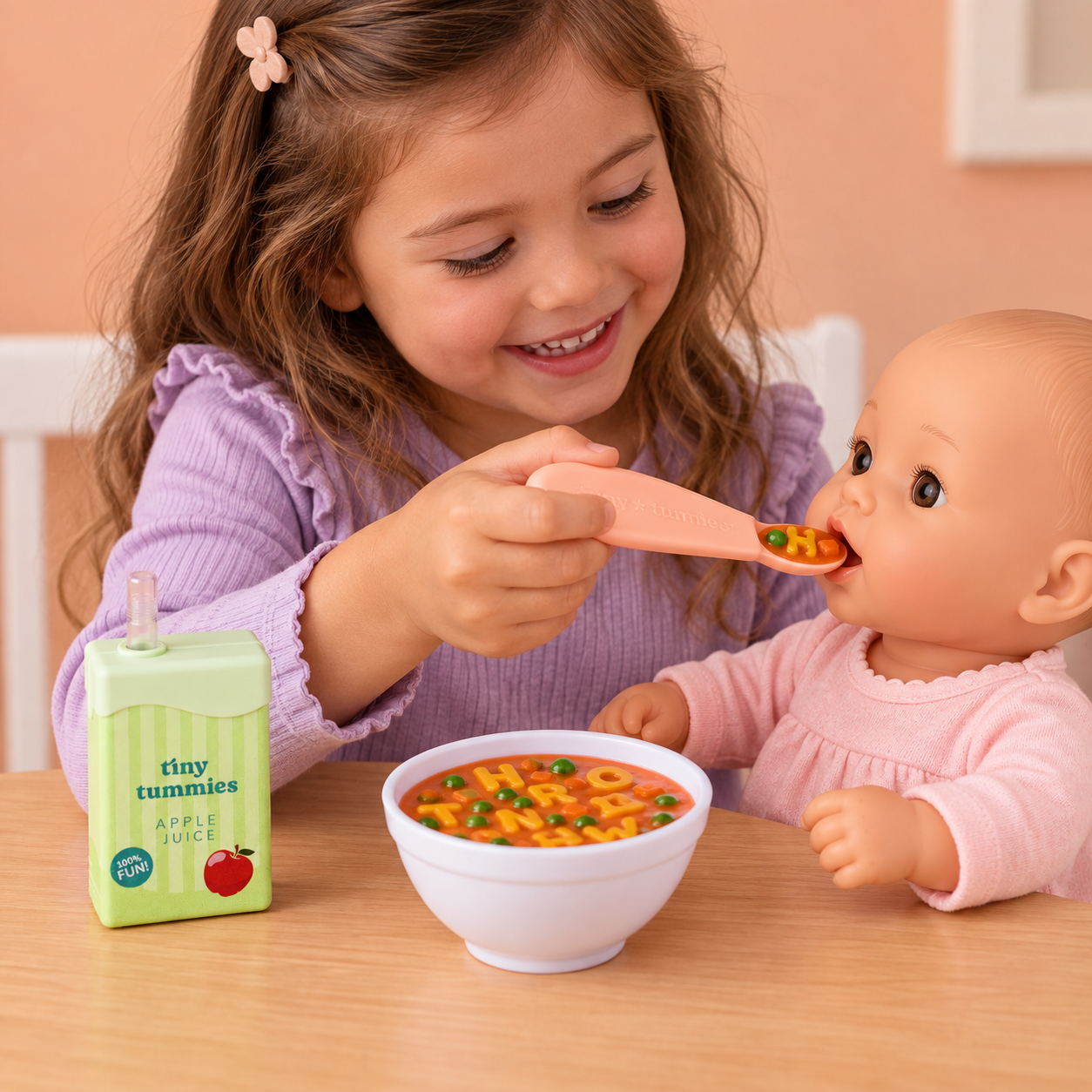 sopa-juego Niña dando sopa de letras de juguete Tiny Harlow a su muñeca