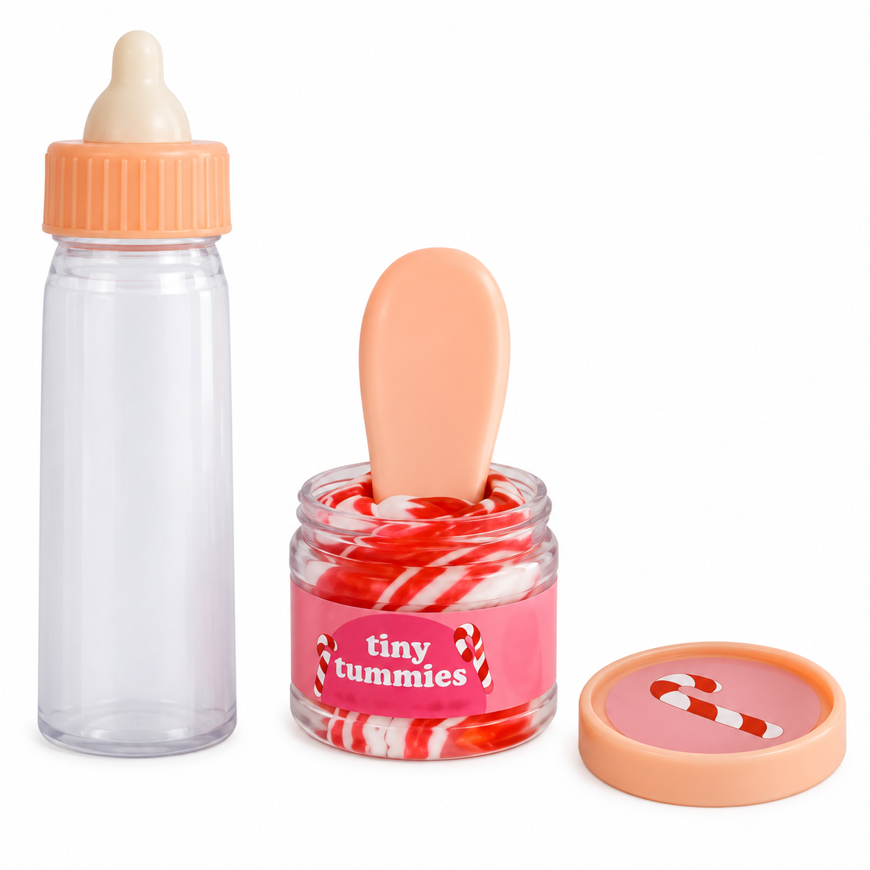 Set navideño Candy Cane Tiny Harlow Set navideño Candy Cane Tiny Harlow con potito, cuchara y biberón para muñecas sobre fondo blanco